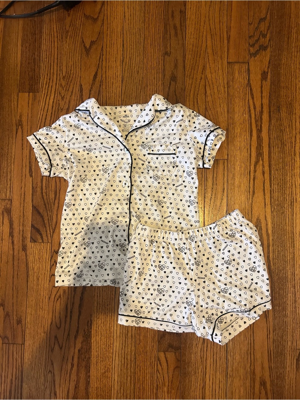 Roller Rabbit White Short Pajama Set with Navy Hearts